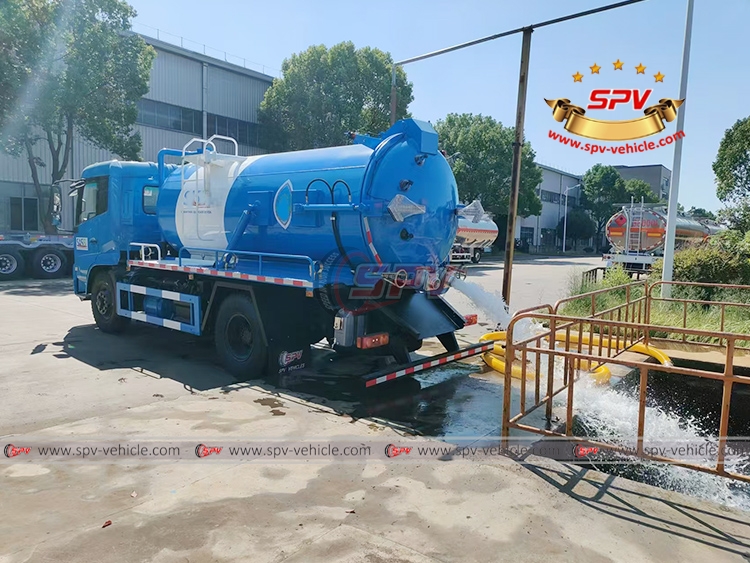 8,000 Litres Drain Vacuum Truck DongFeng - Dischareing Water Test